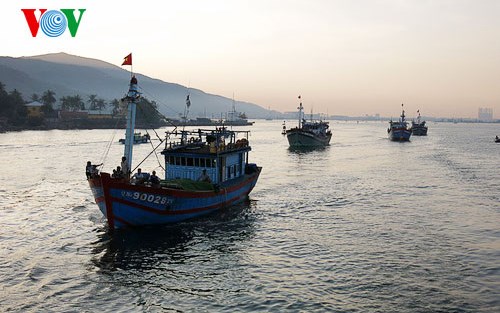 Đồng hành cùng ngư dân trên biển (4/1/2016)