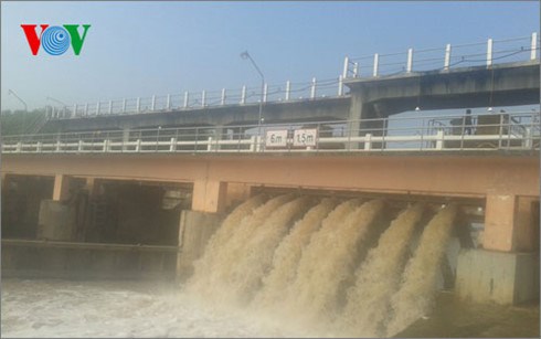 Tổng cục Thủy lợi, Bộ Nông nghiệp và Phát triển nông thôn có Công điện khẩn yêu cầu các địa phương tăng cường lấy nước, phục vụ sản xuất, dân sinh khu vực đồng bằng sông Cửu Long (Thời sự đêm 26/2/2016)
