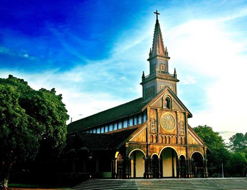 Độc đáo ngôi nhà thờ gỗ hơn 100 tuổi ở Kon Tum (22/3/2016)