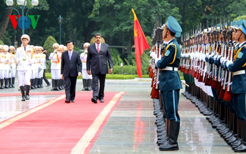 Chủ tịch nước Trương Tấn Sang đón và hội đàm với Tổng thống Bô-li va Vê-nê-zuê-la Ma-du-rô Mô- rốt.