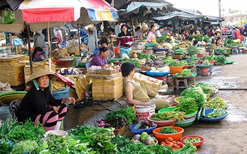 Xăng giảm giá, các mặt hàng tiêu dùng vẫn giữ giá.