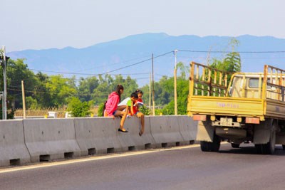 Tại Khánh Hòa nguy cơ tai nạn giao thông khi người dân thường trèo qua dải phân cách của quốc lộ 1A để sang đường.