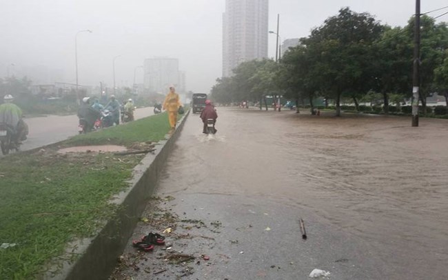 Mưa lớn tại thủ đô Hà Nội khiến nhiều tuyến phố bị ngập sâu, một số tuyến đường bị cấm lưu thông