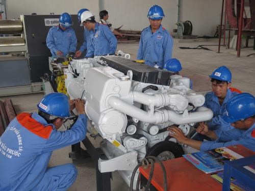 Một nhà máy đóng tàu vỏ thép đầu tiên với tổng mức đầu tư 35 tỷ đồng vừa được đưa vào hoạt động tại tỉnh Quảng Nam (Thời sự đêm 12/5/2016)