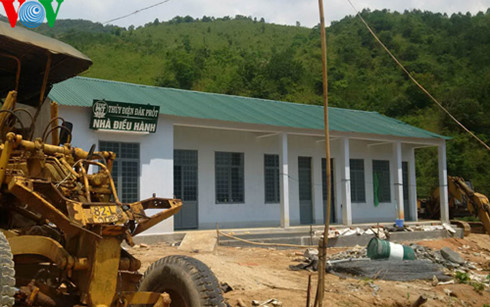 Do quản lý lỏng lẻo, Công trường thủy điện tại Kon-tum thành bãi khai thác vàng sa khoáng trái phép. (Thời sự sáng 12/5/2016)