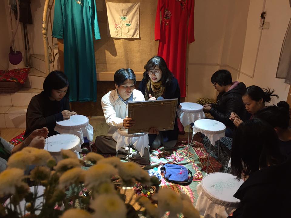 Nhiều bạn trẻ đang tìm về nghề thêu truyền thống (11/12/2017)