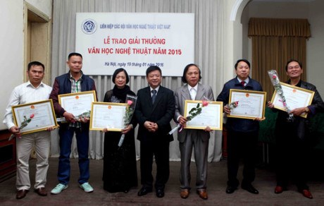 Giải thưởng văn học nghệ thuật 2015: Đãi cát tìm vàng (21/1/2016)