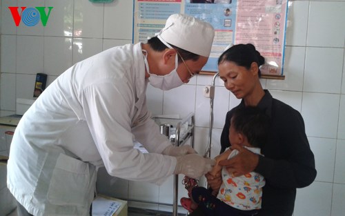 Việt Nam đã có ít nhất 90% trẻ em được tiêm đầy đủ 6 loại vaccine, giảm tỷ lệ tử vong trẻ em dưới 5 tuổi. (Thời sự trưa 21/12/2015)