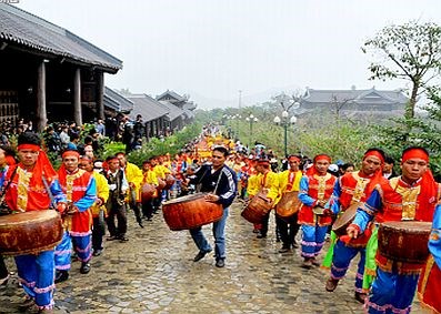 Hôm nay, mùng 2 Tết Bính Thân, lượng du khách đến các điểm tham quan, du lịch tăng đột biến (Thời sự trưa 9/2/2016)