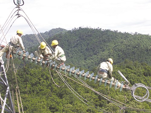 Tổ chức tết sớm cho công nhân truyền tải điện, một nét văn hóa của doanh nghiệp (2/2/2016)