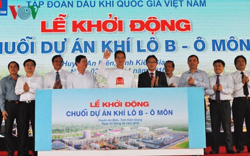 Thủ tướng Nguyễn Tấn Dũng dự lễ khởi động chuỗi dự án Khí Lô B - Ô Môn và bấm nút khởi động chuỗi dự án này (Thời sự chiều 3/4/2016)