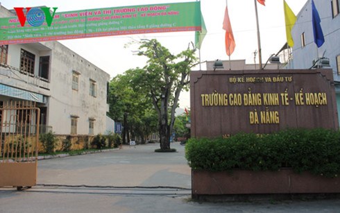 Trước thông tin rao bán điểm trên mạng xã hội, gây bức xúc, lo lắng trong học sinh, sinh viên, Công an thành phố Đà Nẵng cho biết đang tập trung điều tra, làm rõ (Thời sự đêm 11/4/2016)