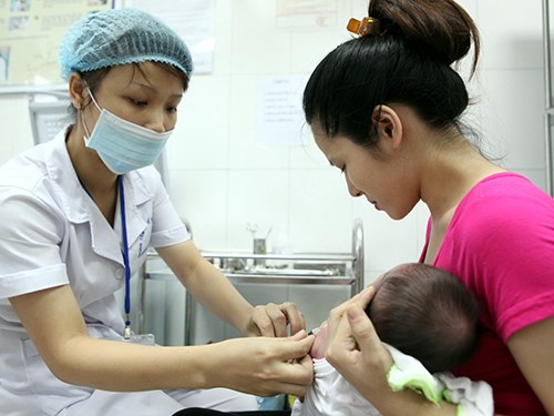 Thời sự trưa ngày 12/9/2014: Bộ Y tế đặt mục tiêu tiêm miễn phí vắc-xin sởi và rubella cho 23 triệu trẻ em từ nay đến đầu năm sau.