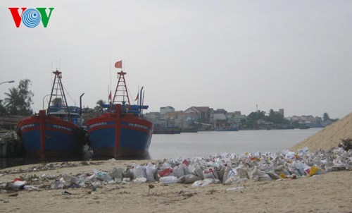 Biển đảo Việt Nam ngày 16/9/2014: Cửa biển bồi lấp, ngư dân Quảng Ngãi phập phồng nỗi lo.