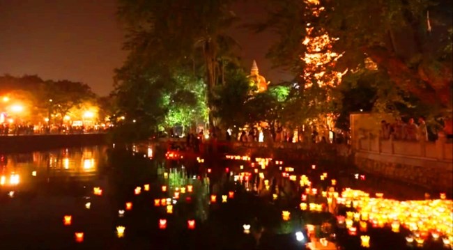 Đời sống tôn giáo ngày 17/10/2014: Hà Nội lung linh đêm hội hoa đăng