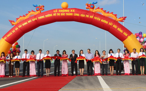 Sáng nay tại Hà Nội diễn ra Lễ thông xe cầu vượt Bắc Hồng nối từ đường 5 kéo dài tới đường Bắc Thăng Long. (Thời sự chiều 30/10/2015)