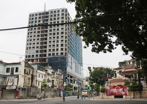 Thành phố Hà Nội sẽ cưỡng chế cắt ngọn tòa nhà 8B Lê Trực nếu chủ đầu tư không trình phương án tự khắc phục sai phạm trước ngày 15/11. (Thời sự đêm 10/11/2015)