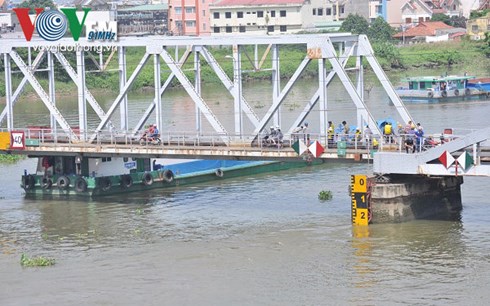 Dự kiến trong ngày hôm nay, công tác sửa chữa cầu Bình Lợi, thành phố Hồ Chí Minh bị sà lan đâm gây tê liệt tuyến đường sắt Bắc Nam sẽ hoàn tất. (Thời sự sáng 02/11/2015)