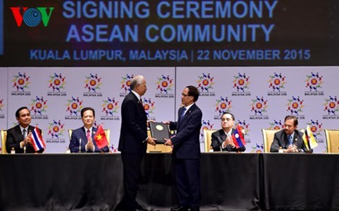 Cơ hội, thách thức và vai trò của Việt Nam trong cộng đồng ASEAN (Thời sự chiều ngày 22/11/2015)