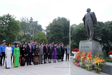 Lãnh đạo thành phố Hà Nội đặt hoa tại Tượng đài Lê-nin nhân kỷ niệm 98 năm Cách mạng Tháng mười Nga vĩ đại. (Thời sự chiều 7/11/2015)