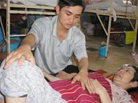 Người con chăm sóc Mẹ nuôi gần 5 năm trong bệnh viện Ung bướu thành phố Hồ Chí Minh (1/12/2015)