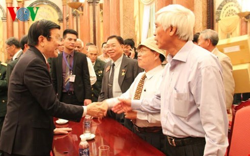 Chủ tịch nước Trương Tấn Sang gặp mặt Đoàn đại biểu Hội những chiến sĩ cách mạng bị địch bắt tù đày. (Thời sự chiều 02/12/2015)