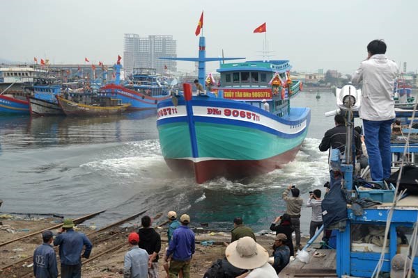 Thời sự trưa ngày 21/1/2015:  Sáng nay, chủ tàu cá ĐNA 90152 bị tàu Trung Quốc đâm chìm ở vùng biển Hoàng Sa cuối tháng 5 vừa qua, đã hạ thủy tàu mới tiếp tục vươn khơi bám biển.