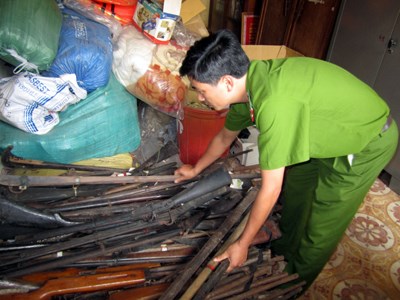 Pháp luật và đời sống ngày 22/1/2015: Huyện vùng cao tỉnh Yên Bái đẩy mạnh thu hồi vũ khí, vật liệu nổ.
