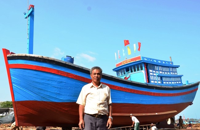 Thời sự đêm ngày 12/02/2015: Chiếc tàu cá đóng mới đầu tiên từ nguồn vay vốn theo Nghị định 67 của tỉnh Quảng Ngãi đã hạ thủy.