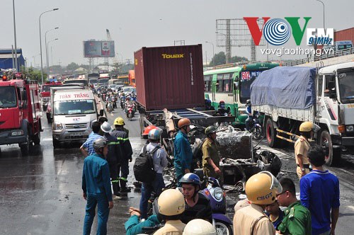 Theo dòng thời sự ngày 26/3/2015: Những giải pháp giải tỏa Container ùn tắc tại Hải Phòng.