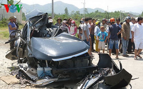 Thời sự chiều ngày 30/4/2015: Trong 3 ngày nghỉ lễ vừa qua, cả nước xảy ra 99 vụ tai nạn giao thông, làm 59 người chết và 62 người bị thương.