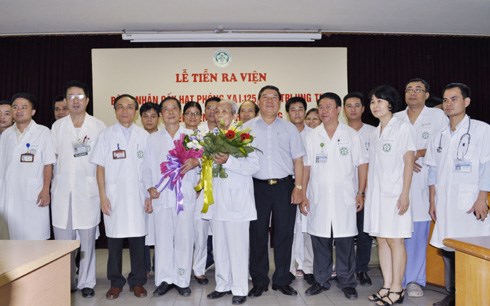 Điểm hẹn 17h ngày 14/5/2015: Bệnh viện Bạch Mai (Hà Nội) cấy hạt phóng xạ điều trị thành công ung thư tuyến tiền liệt.