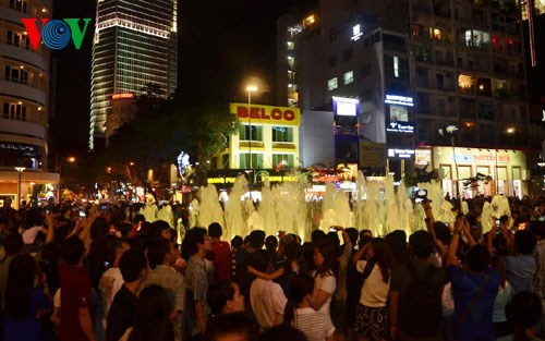 Thời sự chiều ngày 04/5/2015: Cảnh sát thành phố Hồ Chí Minh mật phục, tuần tra và lắp hàng trăm camera theo dõi tội phạm tại tuyến đường đi bộ Nguyễn Huệ.