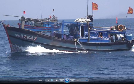 Thời sự đêm ngày 14/6/2015: Truy tìm tàu hàng đâm vỡ mạn trái tàu cá QNa 92647, khiến 1 ngư dân thiệt mạng, 3 người khác bị thương.