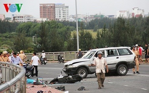 Thời sự trưa ngày 15/7/2015: Phó Thủ tướng Nguyễn Xuân Phúc yêu cầu xử lý nghiêm người gây ra vụ tai nạn đặc biệt nghiêm trọng ở Đà Nẵng làm 5 người thương vong