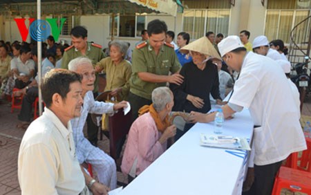 Giám sát việc thực hiện chính sách pháp luật đối với người có công. (Quốc hội với cử tri ngày 17/7/2015)