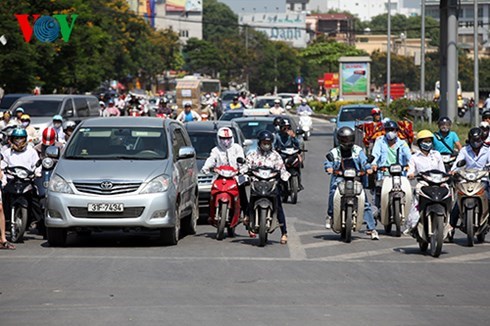 Có nên tiếp tục thu phí bảo trì đường bộ đối với xe máy? (Điểm hẹn 17h ngày 21/7/2015)