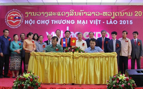 Hội chợ thương mại Việt - Lào 2015 (Bạn bè với Việt Nam ngày 6/7/2015)