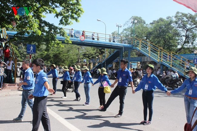 Ý kiến khác nhau về việc sinh viên tình nguyện lập dải phân cách sống phân luồng giao thông. (Điểm hẹn 17h ngày 8/7/2015)