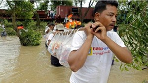 Hàng cứu trợ đang chạy đua đến các vùng lũ lụt ở Myanmar (Ngôi nhà ASEAN ngày 12/8/2015)