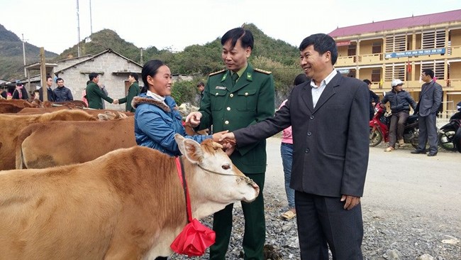 Trao phương kế làm ăn cho đồng bào nghèo biên giới