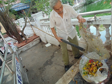 Cụ ông hơn 20 năm vớt rác không công ở hồ Hữu Tiệp, hay còn gọi là hồ B52, Hà Nội.