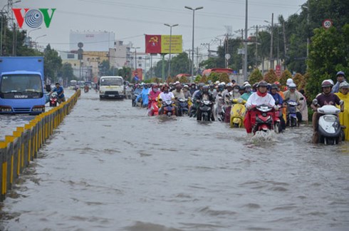 Thành phố Hồ Chí Minh ngập trong biển nước - dư luận đặt câu hỏi về các dự án, công trình chống ngập.