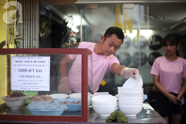 Chàng thanh niên gốc Huế với bát bún giá 1000 đồng cho người lao động.