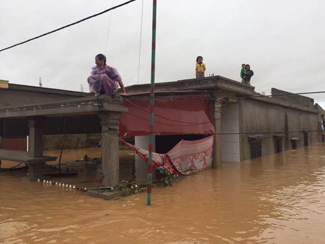 Mưa lũ tiếp tục gây nhiều thiệt hại cho các tỉnh từ Hà Tĩnh đến Quảng Bình, ít nhất đã có hơn 20 người chết và mất tích (Thời sự chiều 15/10/2016)