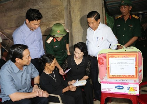 Chủ tịch Quốc hội Nguyễn Thị Kim Ngân đã đến thăm và tặng quà bà con các địa phương tại Hà Tĩnh (Thời sự chiều 19/10/2016)