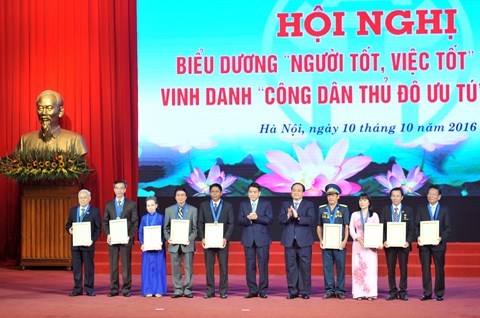 Thành phố Hà Nội vinh danh Công dân Thủ đô ưu tú năm nay nhân kỷ niệm 62 năm ngày giải phóng Thủ đô (Thời sự trưa 10/10/2016)
