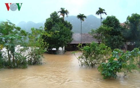 Tính đến sáng nay, mưa lũ ở miền Trung đã làm 60 người chết, mất tích và bị thương. (Thời sự trưa 18/10/2016)