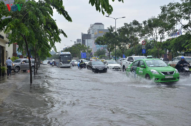 Cơn mưa lớn và kéo dài chiều nay, đã làm nhiều khu vực của thành phố Hồ Chí Minh tiếp tục ngập sâu trong nước (Thời sự đêm 3/10/2016)