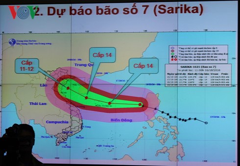 Bão số 7 với tên gọi quốc tế là Sarika đang di chuyển nhanh về đất liền nước ta với sức gió mạnh cấp 13, giật cấp 16 (Thời sự đêm 16/10/2016)